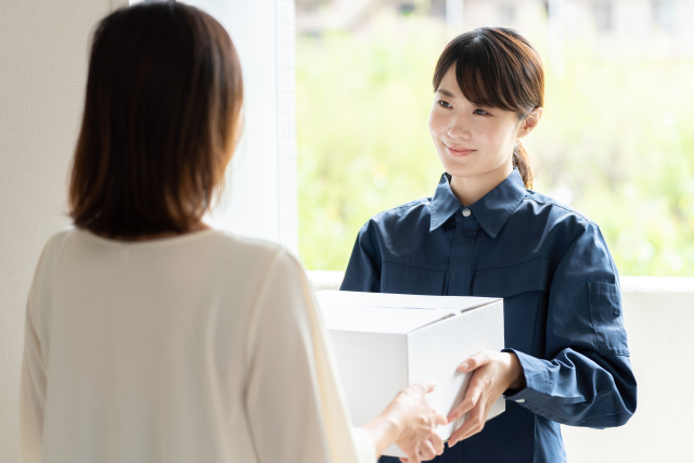 荷物を届ける女性の配達員